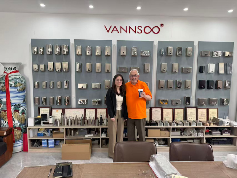 Компания VANNSOO приветствует первый визит зарубежного клиента после Кантонской ярмарки.